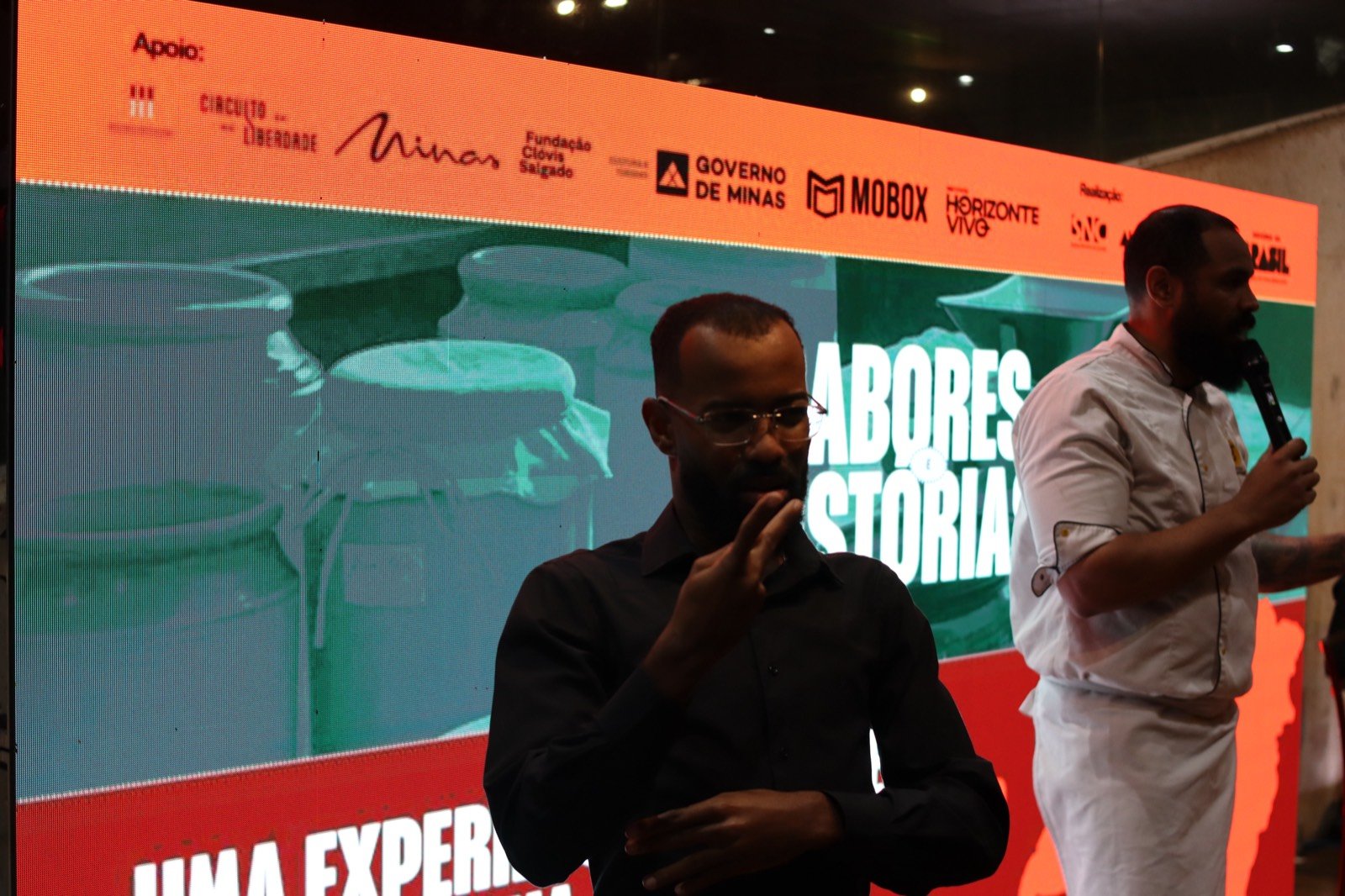 Chef Rafael Bastos apresenta o cardápio ao lado do intérprete de Libras